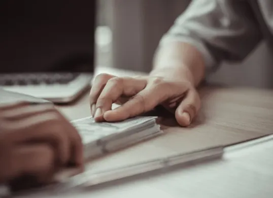 Debt collector yang bekerja untuk aplikai pinjol juga dimiliki oleh pinjol yang legal. (Sumber: Canva)