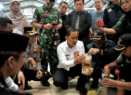 Wakil Wali Kota Depok bersama Kapolres dan Dandim 0508/Dpk, sidak Pasar Sukatani memeriksa isi MinyaKita. (Sumber: Dok. Humas Pemkot Depok)