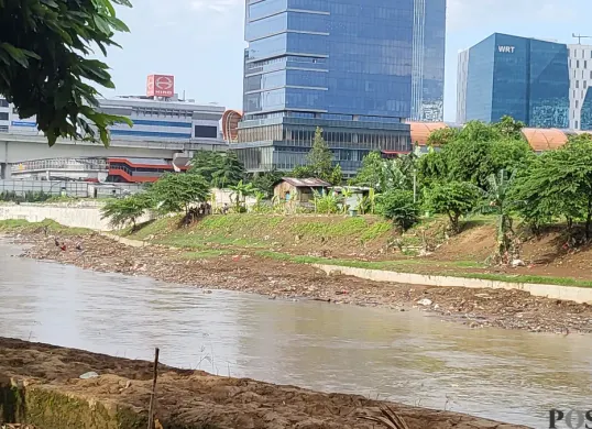 Suasana permukiman warga di bantaran Sungai Ciliwung Kelurahan Pengadegan, Pancoran, Jakarta Selatan. (Sumber: Poskota/Pandi Ramedhan)