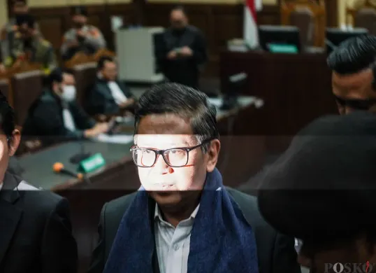 Sekjen DPP PDI Perjuangan Hasto Kristiyanto menjalani sidang dakwaan di Pengadilan Tipikor, Jakara Pusat, Jumat, 14 Maret 2025. Ia didakwa merintangi penyidikan perkara korupsi tersangka Harun Masiku. (Sumber: Poskota/Bilal Nugraha Ginanjar)