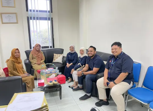 Perwakilan dari Cazbox White Label by Metranet saat melakukan kunjungan ke kantor Dinas Sosial, Pemberdayaan Perempuan, Perlindungan Anak, Pengendalian Penduduk, dan Keluarga Berencana (P3AP2KB) Kabupaten Kudus. (Sumber: Dok. Telkom)