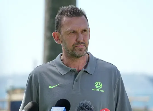 Tony Popovic diminta memberikan kejutan karena kualitas dari Australia dan Timnas Indonesia hampir setara. (Foto: socceross.com)