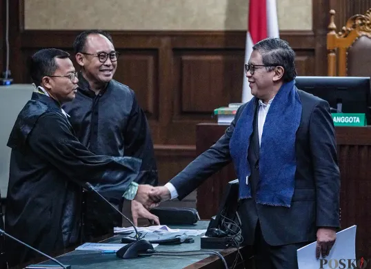 Sekjen Partai Demokrasi Indonesia Perjuangan (PDIP) Hasto Kristiyanto menjalani sidang perdananya di Pengadilan Tipikor, Jakarta Pusat. (Sumber: Poskota/Bilal Nugraha Ginanjar)