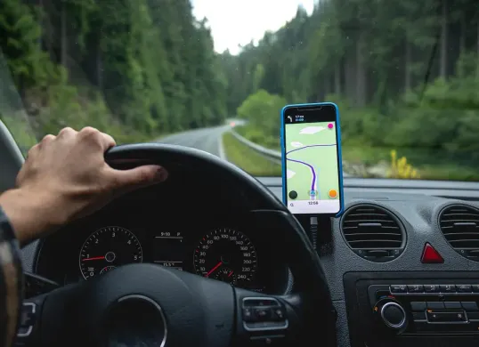 Cara cek tarif tol di Google Maps. (Sumber: Freepik/pvproductions)