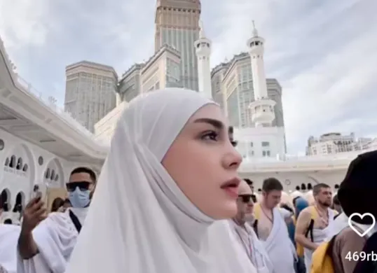 Potret Celine Evangelista saat laksanakan ibadah umrah. (Sumber: Instagram/@celine_evangelista.)