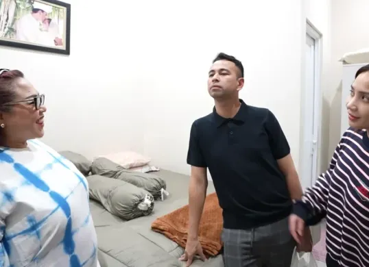 Raffi Ahmad dan Nagita Slavina jenguk mami Nunung di Indekos untuk sahur bersama-sama. (Sumber: Tangpakan Layar/Youtube: Rans Entertainment)