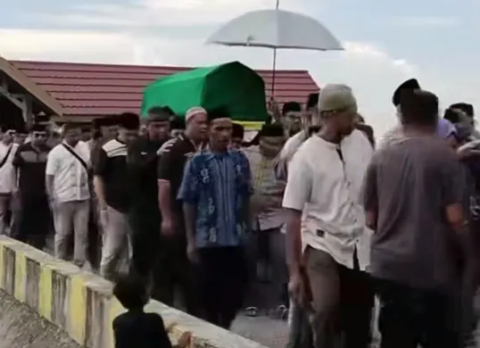 Jenazah Abdul Gani Kasuba saat hendak dimakamkan di kampung halamannya, Desa Bibinoi, Kecamatan Bacan Timur Tengah, Halmahera Selatan. (Sumber: Capture Instagram @fandisibela)