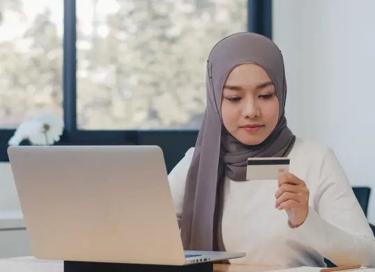 Cek 7 pindar syariah resmi OJK yang aman, halal, dan bisa cair dalam hitungan jam. (Sumber: Freepik/tirachardz)