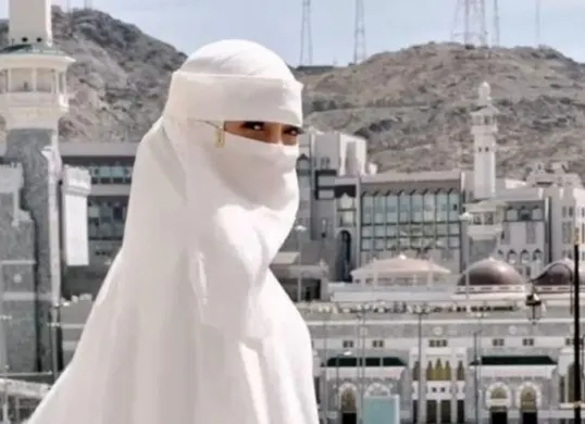 Celine Evangelista mengenakan gamis dan cadar putih saat menunaikan ibadah umrah di Tanah Suci Mekkah. (Sumber: Instagram/@celine_evangelista)