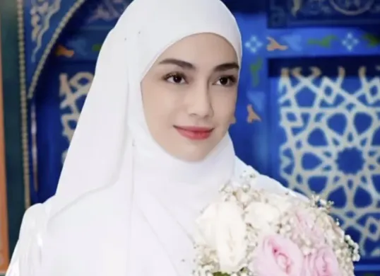 Penampilan Celine Evangelista yang anggun saat mengenakan pakaian putih (Sumber: Instagram/@celine_evangelista)