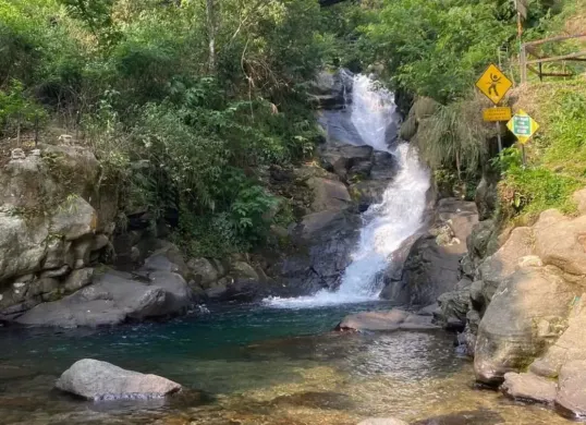 Salah satu destinasi wisata di Puncak, Kabuapten Bogor yakni Curug Panjang (Sumber: Instagram/@curug_panjang_megamendung)
