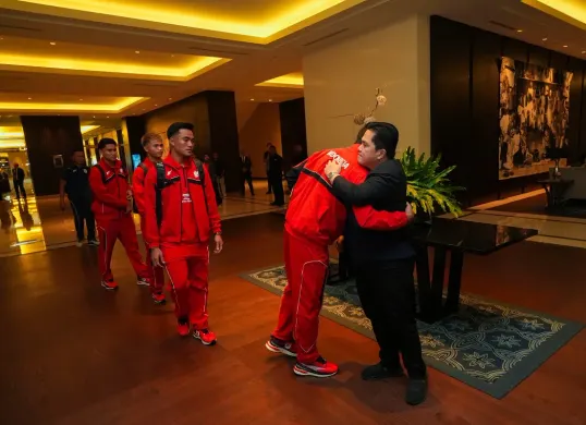 Ketum PSSI, Erick Thohir melepas rombongan kedua Timnas Indonesia ke Australia, Minggu 16 Maret 2025. (Foto: Dok. PSSI)