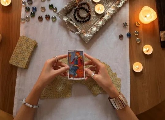 Ramalan Tarot Libra, Scorpio, dan Sagitarius Hari Ini. (Sumber: Freepik)