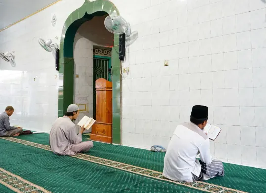 Ilustrasi. 5 amalan i'tikaf yang dijelaskan oleh Ustad Adi Hidayat. (Sumber: Unsplash/Taliwang Mengaji)