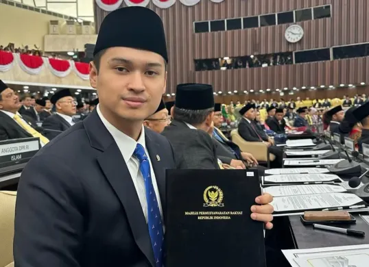 Rizki Aulia Rahman Natakusumah yang merupakan suami Beby Tsabina dan saat ini sebagai anggota Panja RUU TNI. (Sumber: Instagram/@riznatakusumah)