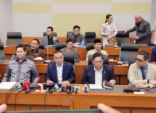 Wakil Ketua DPR RI, Sufmi Dasco Ahmad bersama Komisi I DPR menggelar konferensi pers tentang revisi UU TNI. (Sumber: FraksiGerindra.Id)