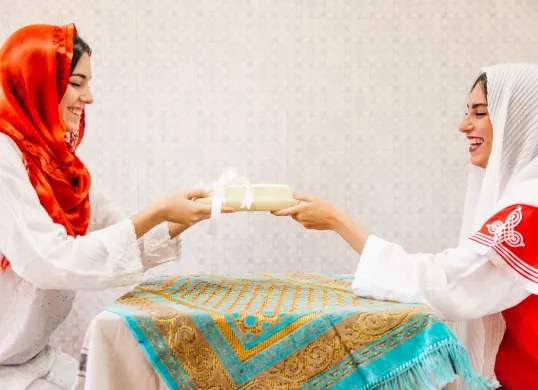 Silaturahmi saat lebaran menjadi salah satu tradisi lebaran di Bandung yang unik. (Sumber: Freepik)