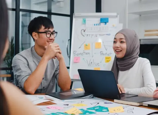 Ilustrasi pengembangan karir profesional melalui pendidikan lanjutan dan strategi peningkatan kompetensi di dunia kerja. (Sumber: Freepik)