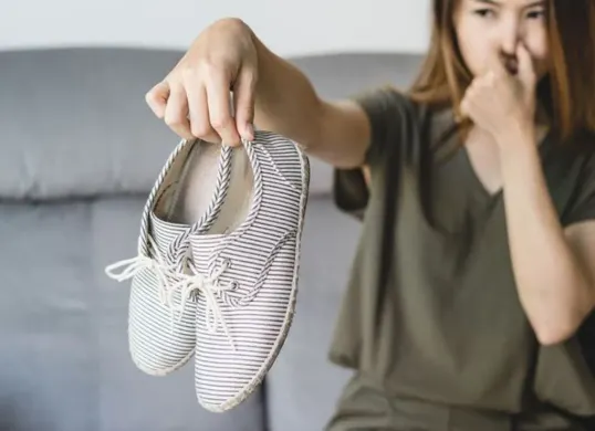 4 cara hilangkan bau sepatu tanpa harus dicuci. (Sumber: Pinterest/Bien Bonita)