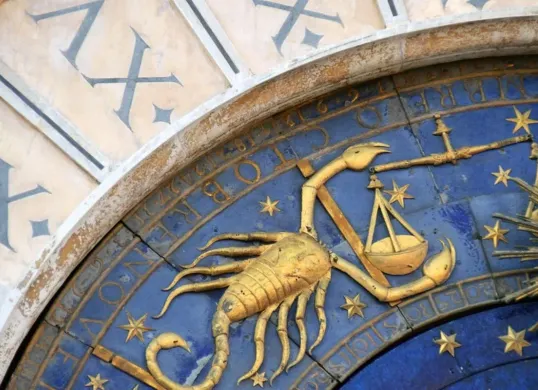 Scorpio, siap-siap panen rezeki nih! Hubungan asmara juga makin adem, tapi hati-hati ada energi negatif yang bisa ganggu hari kamu.(Sumber: Pixabay/sarah_loetscher)