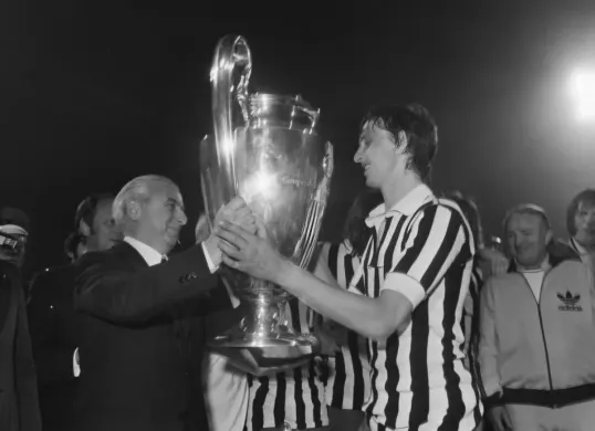 Johan Cruyff tidak hanya dikenal sebagai pemain hebat, tetapi juga pelopor filosofi "Total Football" yang mengubah sepak bola (Sumber: Instagram)