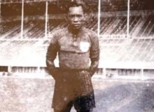 Legenda Timnas Indonesia Andi Ramang dikenal sebagai penyerang haus gol pada era 1950-an (Sumber: @psmlokal)