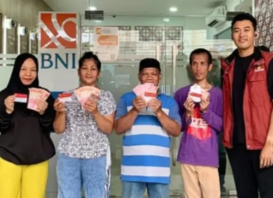 Ilustrasi seorang pendamping sosial mendampingi sejumlah KPM melakukan pencairan dana bansos lewat KKS bank BNI. (Sumber: Instagram/@pkh.ilham)