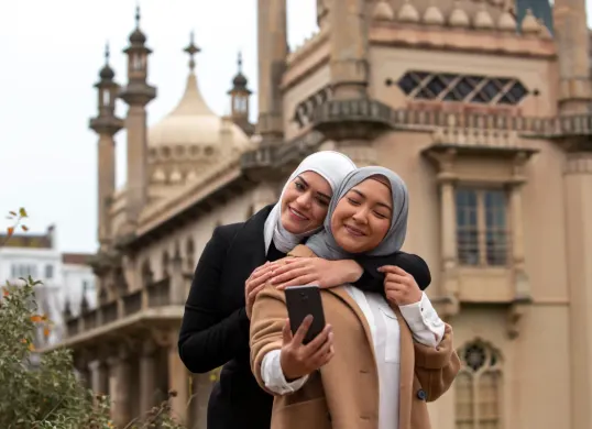 Intip deretan ide caption foto lebaran yang menarik, simpel, hingga pantun ini. (Sumber: Freepik)