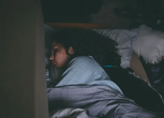 Ilustrasi mengatur jam tidur agar konsisten (Sumber: Pexels/Craig Adderley)