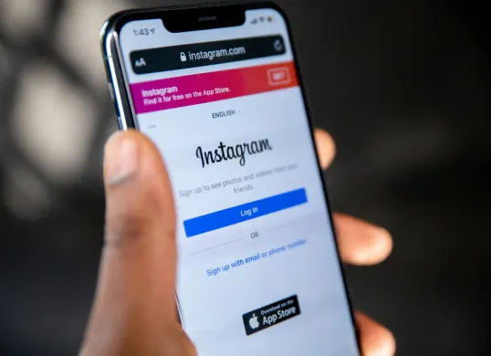Ilustrasi cara mengganti kata sandi Instagram. (Sumber: Unsplash/Solen Feyissa)