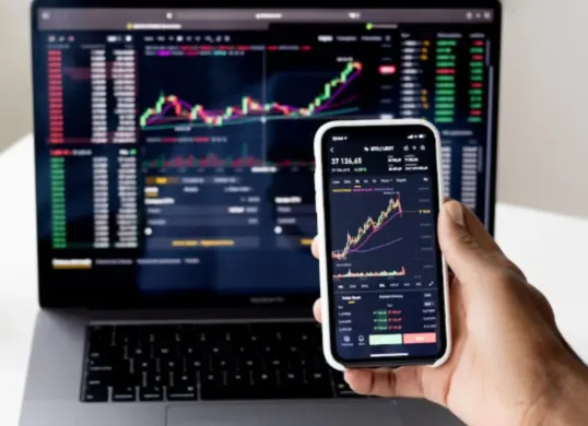 Ilustrasi - Aplikasi investasi saham yang terdaftar  di OJK. (Sumber: Pexels/Anna Nekrashevich)