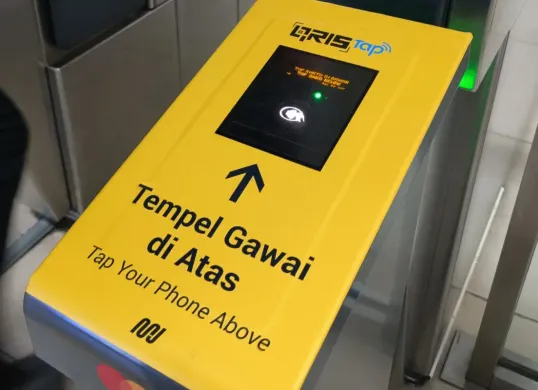 Cara pakai QRIS Tap untuk naik KRL hingga Transjakart. (Sumber: X/@MiyanagiDeswira)