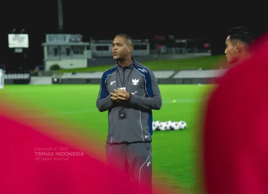 Patrick Kluivert saat memimpin sesi latihan Timnas Indonesia di Stadion Netstrata Jubilee, Sydney, Selasa, 18 Maret 2025. (Sumber: Dok. PSSI)