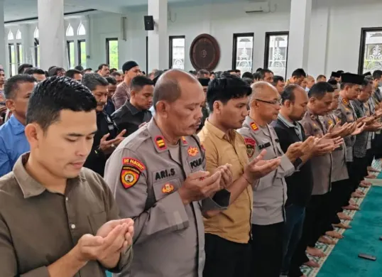 Jajaran Polres Metro Depok melaksanakan sholat ghaib di Masjid Al Ikhlas Polres Metro Depok, Selasa, 18 Maret 2025. (Sumber: Dok. Humas Polres Metro Depok)