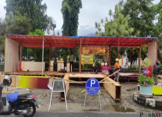 Salah satu posko layanan arus mudik Lebaran yang sedang dibangun Polres Pandeglang. (Sumber: Poskota/Samsul Fatoni)