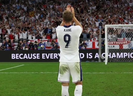 meski tampil kurang meyakinkan beberapa waktu terakhir Thomas Tuchel berikan dukungan penuh kepada Harry Kane. (Sumber: X/ Idextratime)