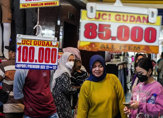 Para calon pembeli berdatangan untuk berbelanja baju lebaran di sejumlah toko pakaian di Blok A dan B, Pasar Tanah Abang, Jakarta Pusat. (Sumber: Poskoata/ Bilal Nugraha Ginanjar)