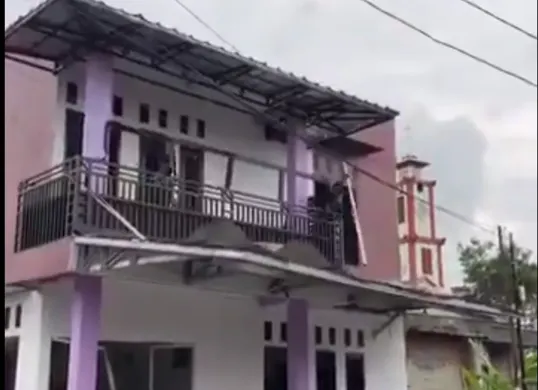 Rumah bekas kantor LSM Gerhana menjadi sasaran pengrusakan oleh anggota PSHT buntut penusukan 2 satpam anggotany PSHT tersebut. (Sumber: Capture X @bacottetangga_)