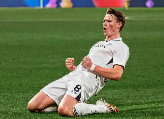 Kekecawan Legenda MU Japp Stam mengenai keputusan klub yang melepas salah satu pemain terbaik (Sumber: Tangkapan layar/Instagram @scottmctominay)
