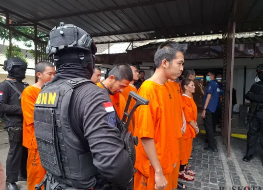 Sejumlah tersangka kasus narkoba yang diamankan BNN RI. (Sumber: Poskota/Angga Pahlevi)