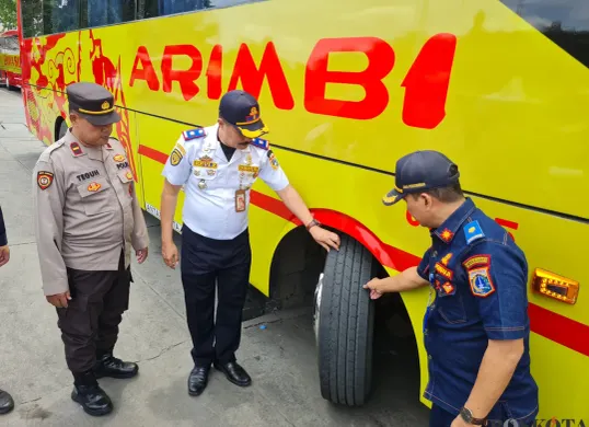 Kegiatan rampcheck bus AKAP di Terminal Kalideres, Jakarta Barat, Kamis, 20 Maret 2025. (Sumber: Poskota/Pandi Ramedhan)