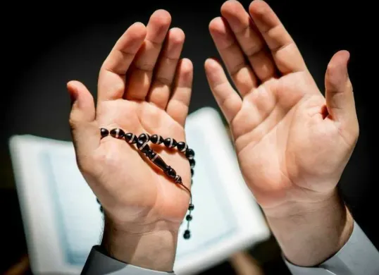 Ini 3 amalan yang bisa Anda lakukan untuk meraih malam Lailatul Qadar. (Sumber: Pinterest/Naila Officially)