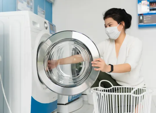 Membersihkan mesin cuci sendiri dengan mudah. (Sumber: freepik.com)