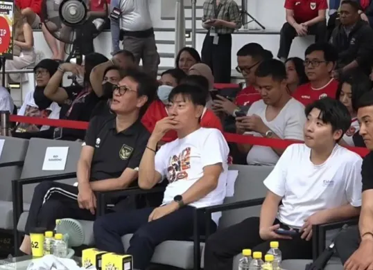 Coach Shin Tae-yong (tengah) saat menonton laga Timnas Indonesia Vs Australia. (Sumber: X/@idextratime)