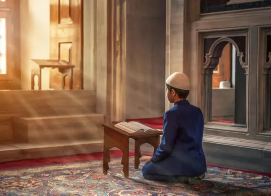 Jadwal, doa, niat, dan tata cara salat malam Lailatul Qadar 2025. 
