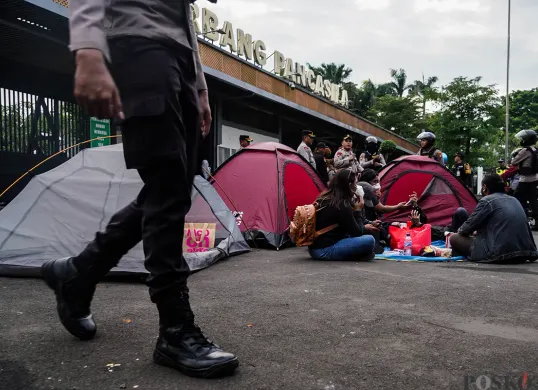 Massa aksi rela mendirikan tenda dan bermalam di palataran jalan di depan Gerbang Pancasila di belakang komplek DPR RI, Senayan, Jakarta, Kamis, 20 Maret 2025. (Sumber: Poskota/Bilal Nugraha Ginanjar)