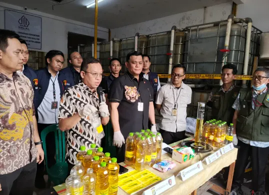 Polda Metro Jaya bongkar praktik ilegal pengemasan MinyaKita palsu tidak sesuai takaran di kawasan Cipondoh, Kota Tangerang, Banten, Kamis, 20 Maret 2025. (Sumber: Poskota/Ali Mansur)
