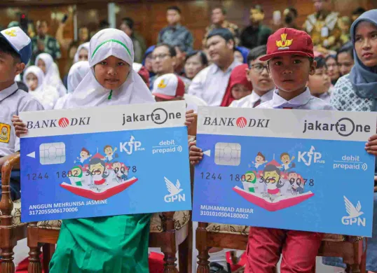 Siswa menerima KJP Plus Tahap 1 2025 di Balai Agung, Balai Kota Jakarta, Kamis, 20 Maret 2025. (Sumber: Dok. Diskominfotik Jakarta)