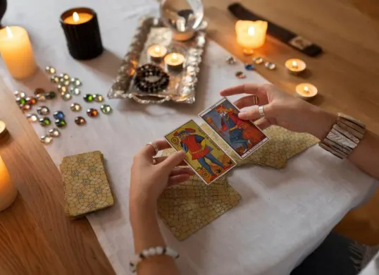 Kartu tarot sudah terbuka! Apakah keberuntungan berpihak pada Anda di hari ini, 5 April 2025? Cek ramalan tarot selengkapnya!(Sumber: Freepik)