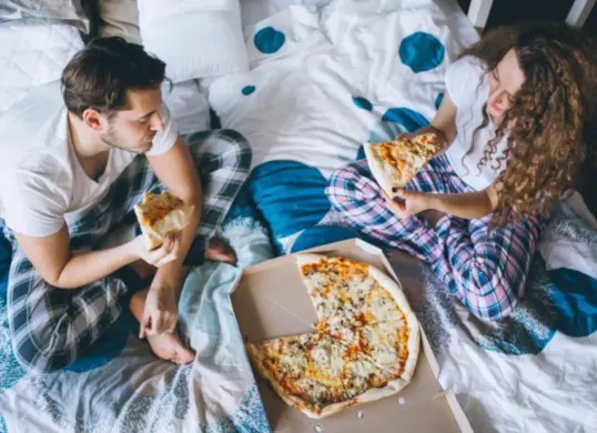 Tidur lebih nyenyak bisa didapatkan dengan tidak makan di atas kasur. kok bisa? (Sumber: Ultimatesleppguide.com)
